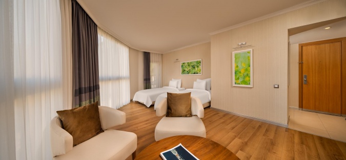 Teras Jakuzili Aile Suit