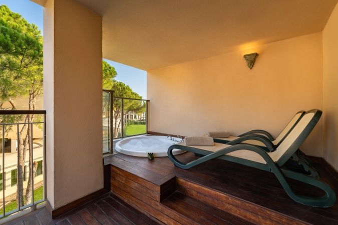 Teras Jakuzili Aile Suit